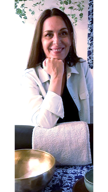 Odile Delacoux, praticienne en soins énergétiques, avec un bol tibétain